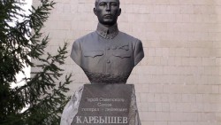 Он заслужил вечную славу и бессмертие.