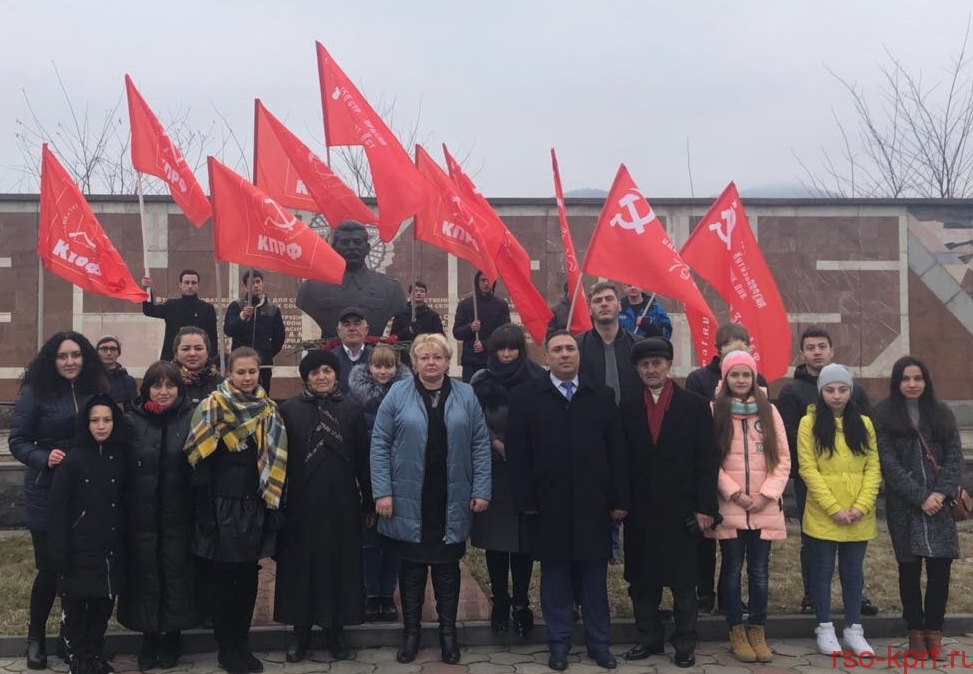 В преддверии Дня Советской Армии и Военно-Морского Флота Северо-Осетинские коммунисты возложили цветы на Аллее Славы