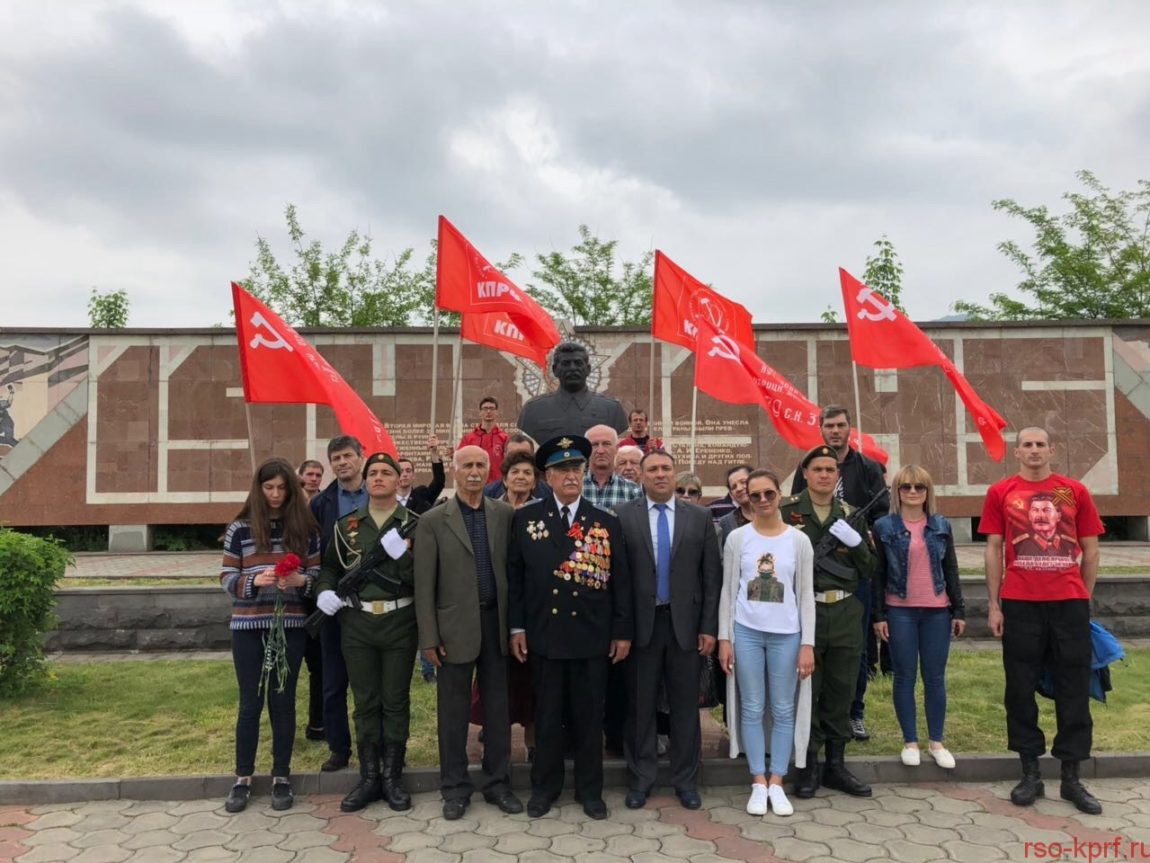 Не меркнет слава Великого Подвига советского народа
