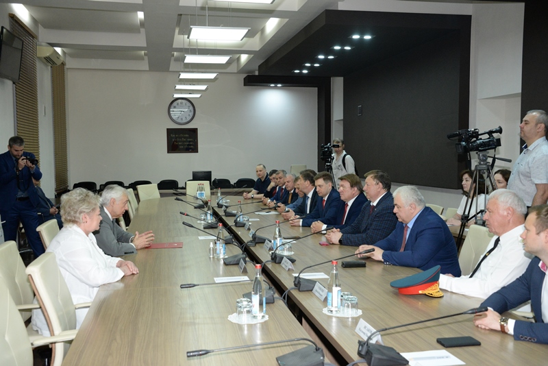 Под руководством В.И. Кашина состоялась рабочая встреча депутатов КПРФ с Председателем Парламента Алексеем Мачневым