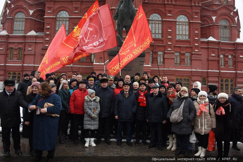 Великие дела, свершения и победы Сталина будут жить в веках!