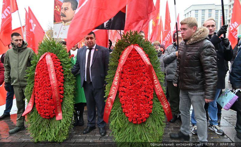 Слава Ленинскому Комсомолу!