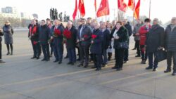 Делегация ЦК КПРФ возложила цветы к Монументу Героическим защитникам Ленинграда