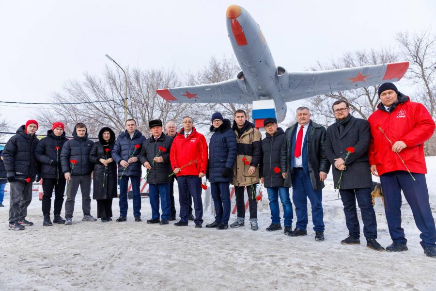 Кандидат в Президенты от КПРФ Николай Харитонов почтил память летчиков-героев экипажа Ил-76