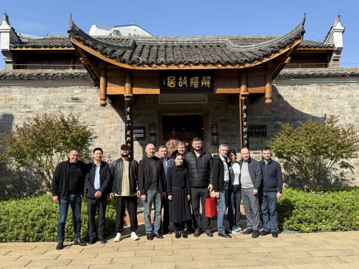 Делегация КПРФ в Китае знакомится с социально-экономическим опытом уезда Цзишуй