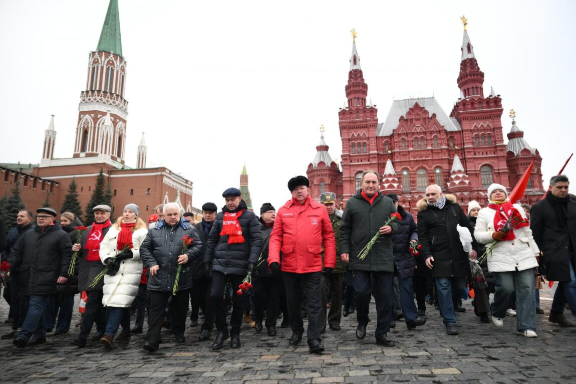 В День рождения И.В. Сталина коммунисты возложили цветы к могиле вождя