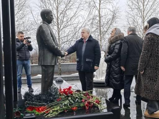 Делегация КПРФ во главе с Казбеком Тайсаевым прибыла в Донецк