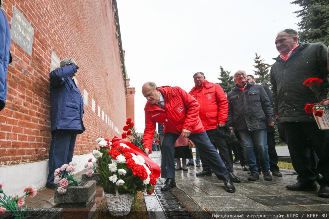 «Продолжая славный космический полет». Коммунисты во главе с Г.А. Зюгановым почтили у Кремлевской стены память советских покорителей Космоса