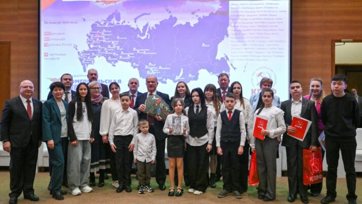 На заседании фракции КПРФ в Госдуме состоялось чествование победителей конкурса детских рисунков и сочинений, приуроченного ко дню космонавтики