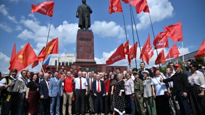 Г.А. Зюганов возложил цветы к памятнику Ленину в Казани