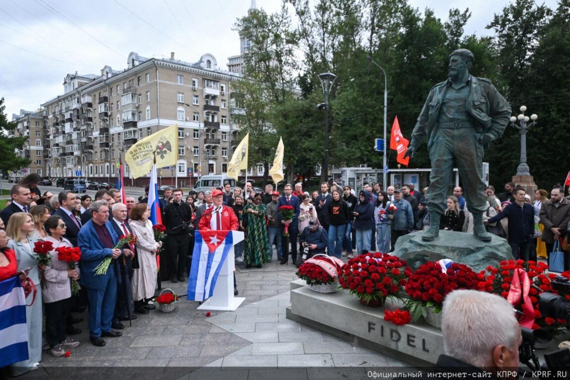 Телеканал «Красная линия»: Фиделю Кастро — 100 лет: в Москве почтили память лидера Кубинской революции
