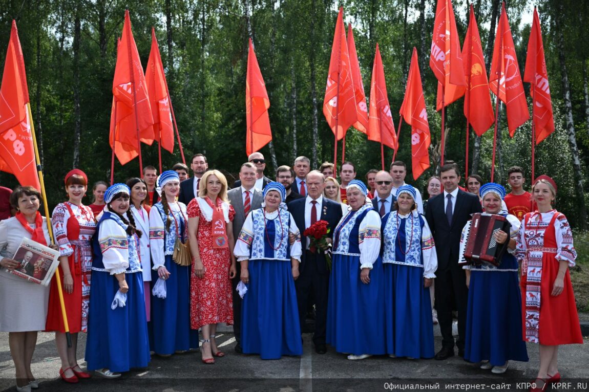 Геннадий Зюганов посетил музей-усадьбу