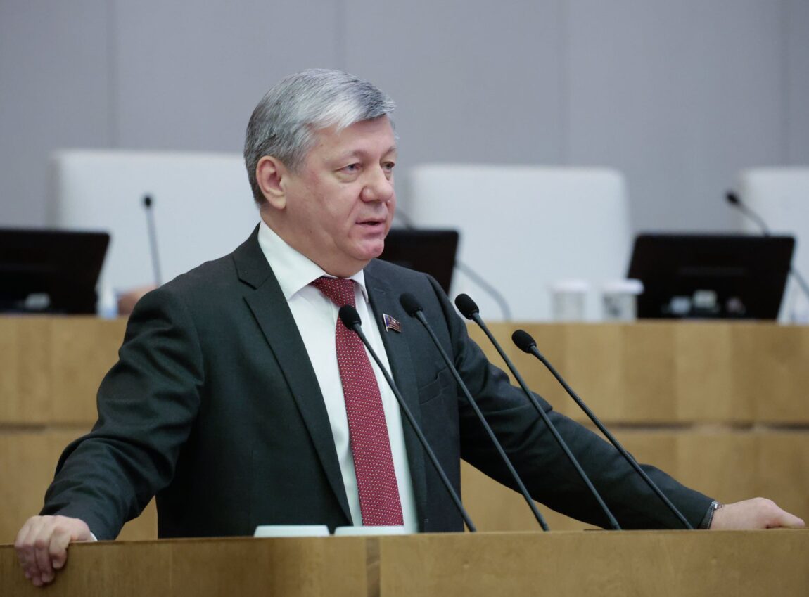 Дмитрий Новиков: “Историческое время для России слишком спрессовано”