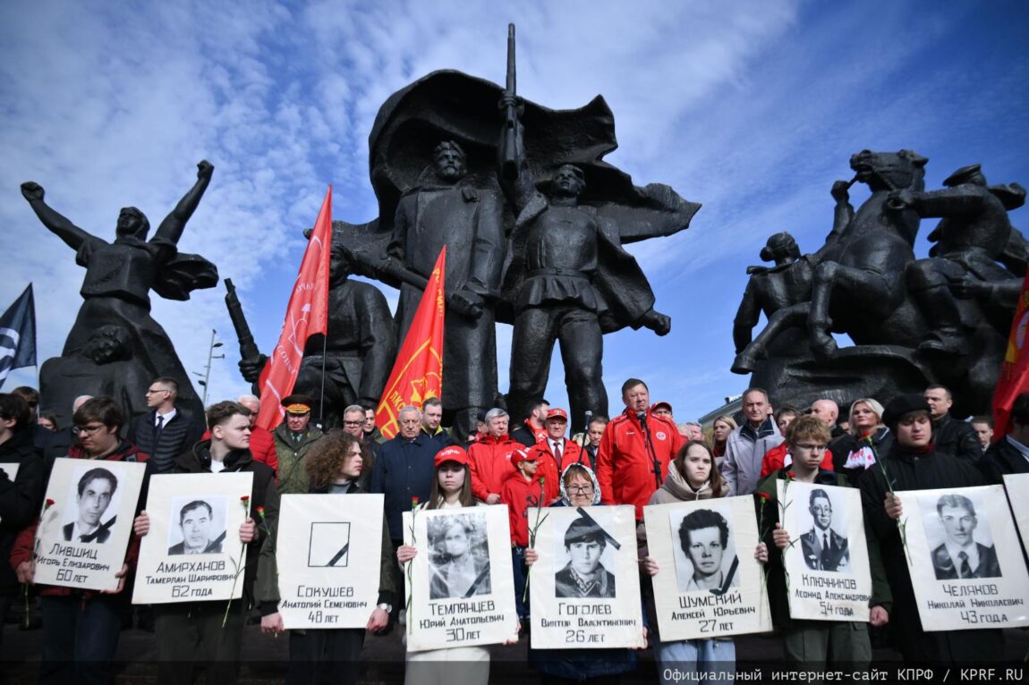«Не забудем, не простим!»: КПРФ провела акцию памяти защитников Белого дома в октябре 93-го